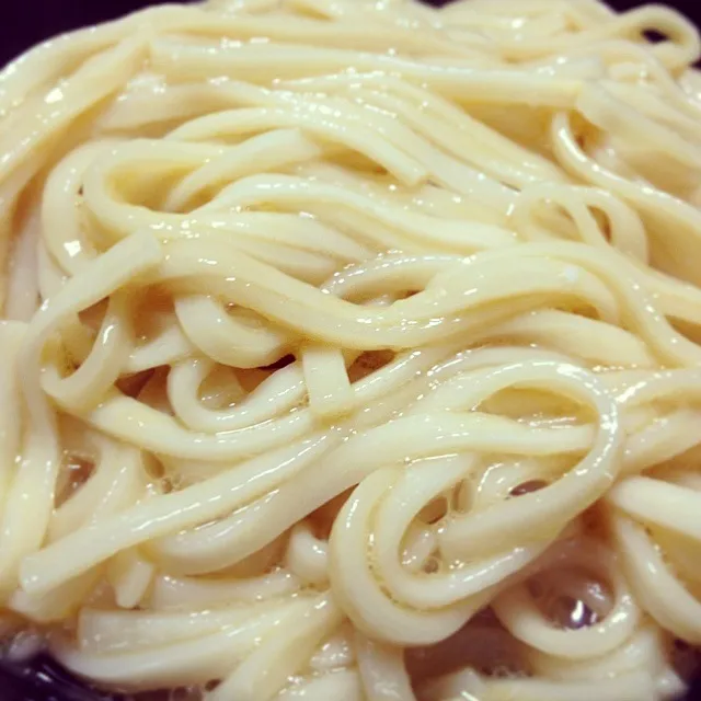 【今日のウチお昼】ちょっと遅めのお昼は，釜玉うどん。最初は，ダシ醤油で，途中から粉チーズを振りかけて…うまうま〜。 庭の大掃除は，えいやっと片付けて，なんとか終了。目に見えて綺麗になると清々しい気持ちになりますね。さてさて，車もキレイにしましょうか♪|takuya KAWANOさん