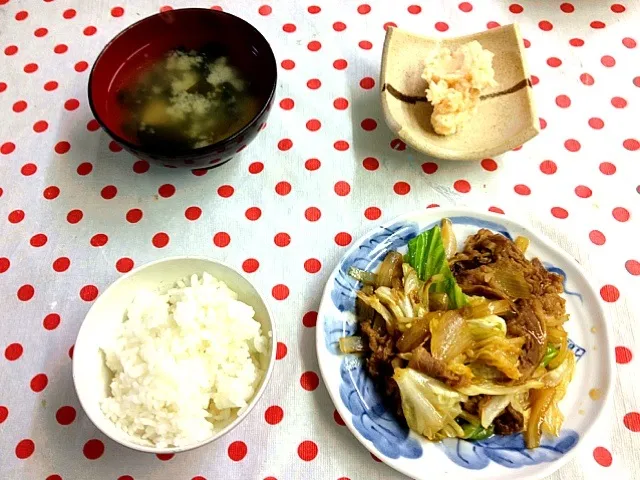 牛肉野菜炒め、タライモサラダ、わかめの味噌汁、ごはん|ゆりさん