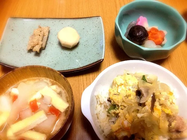 パパの親子丼、お煮しめの味見、たたきごぼう、里芋煮物、残り野菜のお味噌汁|まりこさん