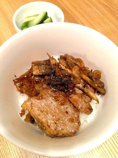 「わが家は焼肉屋さん」で焼き塩豚丼|エミさん