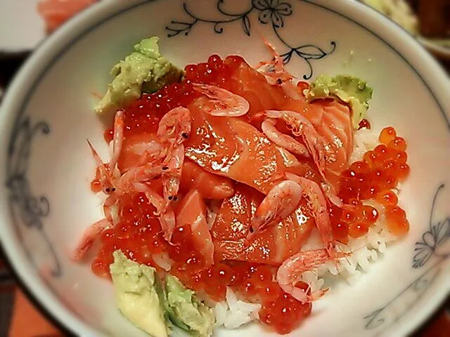 イクラとサーモンとアボカドと桜えびの丼|はんにゃたろうさん