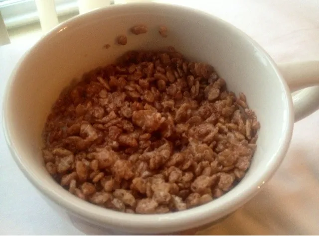 I love how Kellogg's Cocoa Krispies always turns the milk chocolaty! This breakfast is good for the kid in all of us. :)|Alena Eydlishさん