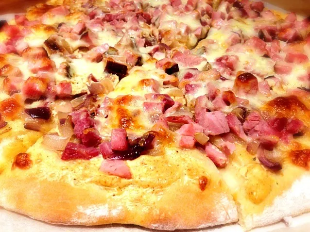 Pizza Pie with Onion, Red Onion, Ham, Cream Cheese snd Mozzarella Cheese|Patrikさん