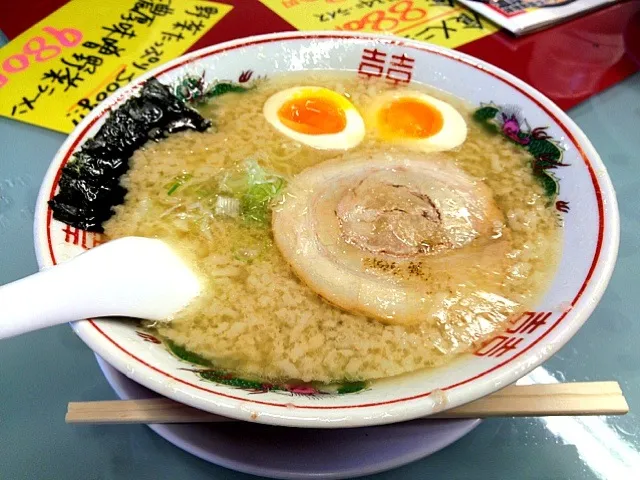 Snapdishの料理写真:マルケンラーメン 醤油 煮卵付|たかぴんさん