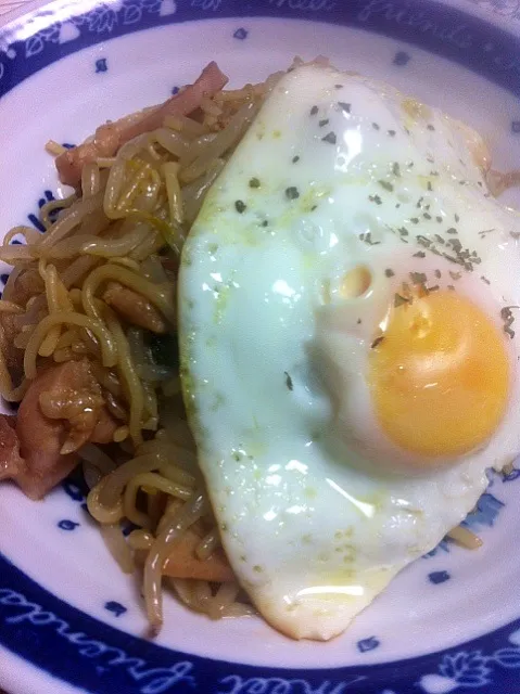 焼きそば目玉焼きのせ♪|こにりさん