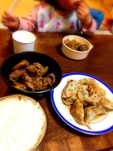 この前急いで作った茄子と大根の甜麺醤炒め。餃子は冷凍物。|tesasakiさん