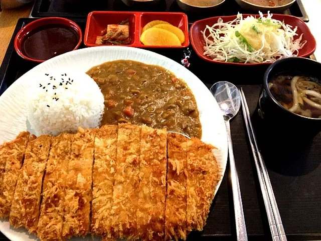 やっとありつけました！ロースカツカレーは、カツがデカすぎ。|大阪カレー部長さん