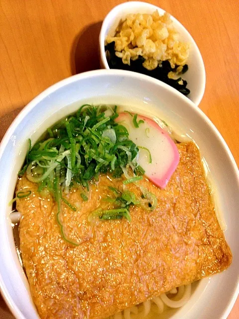 満腹食堂で、うどん５０円引き券を使い、１５０円で食べたきつねうどん。ワカメ、天かす、ねぎはいれ放題|ハルさん