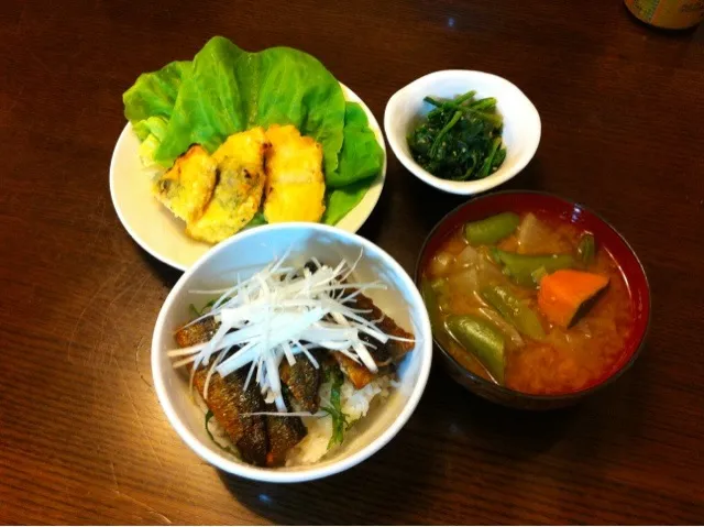 秋刀魚の蒲焼き丼、鶏天、ほうれん草の胡麻和え、かぼちゃ・スナップエンドウの味噌汁|きりママさん