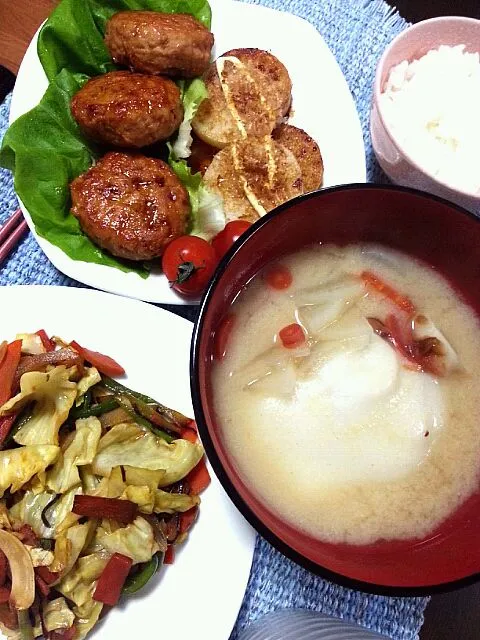 Snapdishの料理写真:お雑煮 鶏とえのきだけのハンバーグ 長芋の醤油焼き 塩野菜炒め|野崎恵理さん