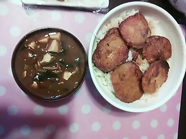 Snapdishの料理写真:ソースかつ丼&なめこ赤だし|クラキティさん