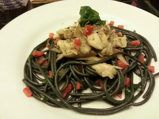 oyster mushrooms and red pepper sauteé with squid  ink capellini and azafran sauce|Daniel Olléさん