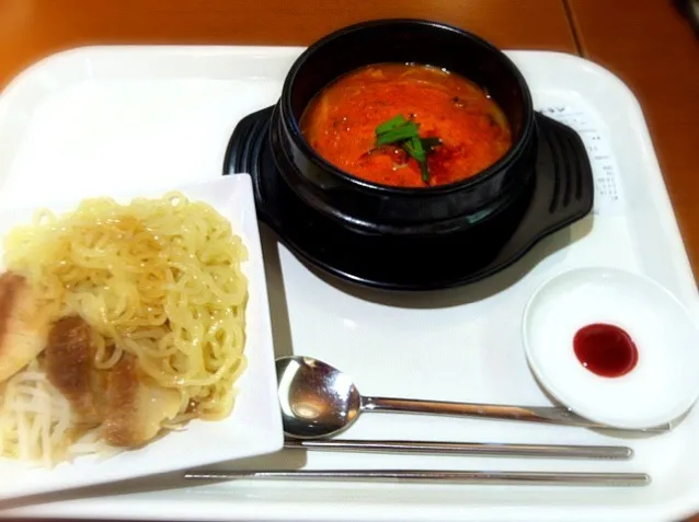 Snapdishの料理写真:赤つけ麺。ツルツルとみずみずしい麺が美味しい。おまけの辛子が強烈に辛かった。韓国産のカプサイシンが効いてるタレらしい。|土屋幸治さん