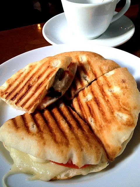 Caprese panini|lauren shannonさん