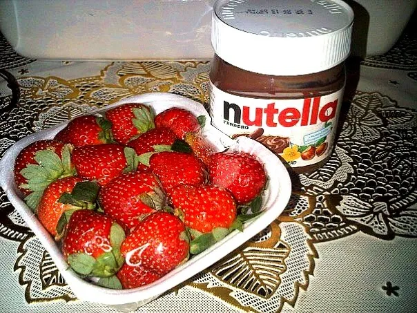 Strawberries & Nutella! Yum|iamfem05さん