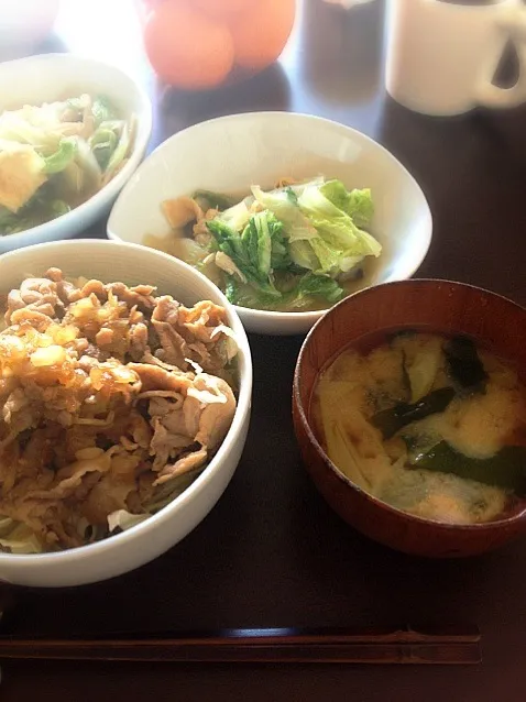 豚丼、白菜と油揚げとキノコのおひたし、わかめとネギの味噌汁、みかん|chobicmさん