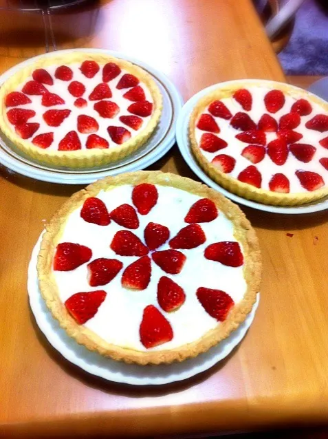 Snapdishの料理写真:Torta de Morango quase pronta ....|lucia inoueさん