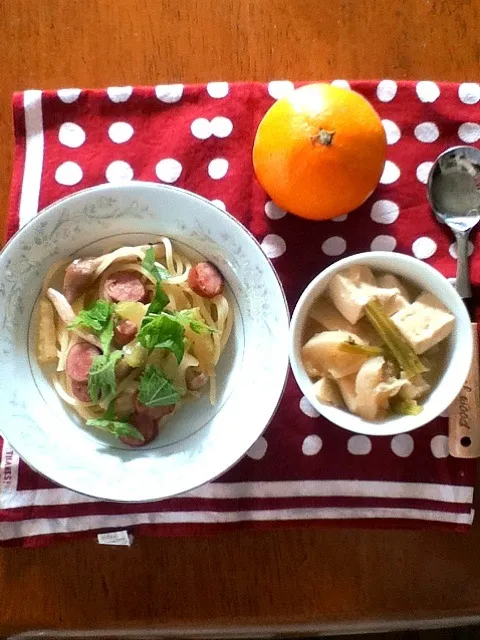 chihiroのごはん ソーセージしめじセロリ青じそパスタ、豆腐かぶみそ汁、みかん|あっこさんのさん