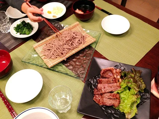 Snapdishの料理写真:年越し蕎麦と、ステーキ|kannoさん