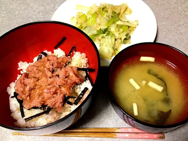 ネギトロ丼、ねぎのゴマ味噌和え|うるしちかさん