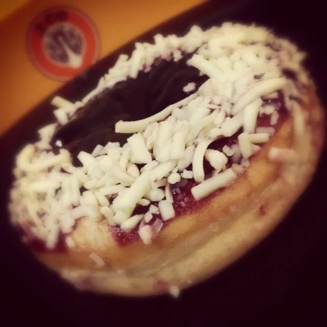 Snapdishの料理写真:J.CO bluberry doughnut 😉|Marie B.さん