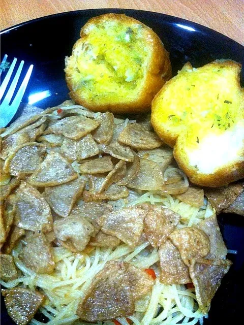 Spaghetti spicy northern pork stick with garlic bread.|🍰bonus natthakarn🍴さん