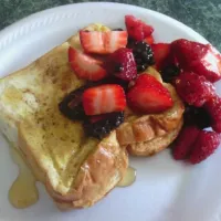 Peanut Butter Stuffed French Toast avec Berries and Honey|Candice Bowlerさん