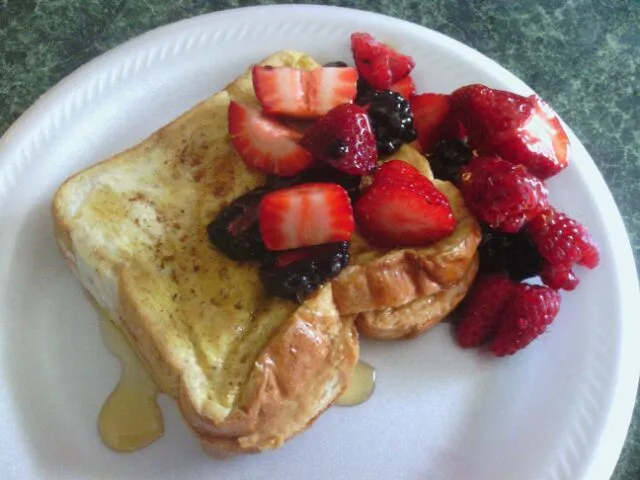 Peanut Butter Stuffed French Toast avec Berries and Honey|Candice Bowlerさん