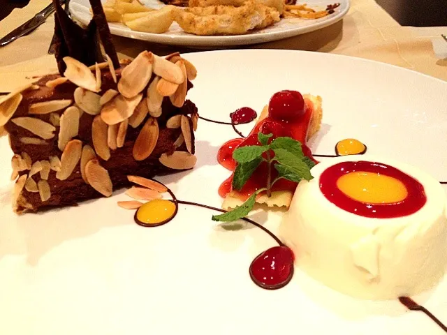 Duo dessert sampler. A taste of everything.|Marie B.さん