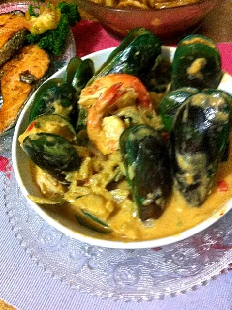 Mussels and shrimp in red curry|maria katrina valenciaさん