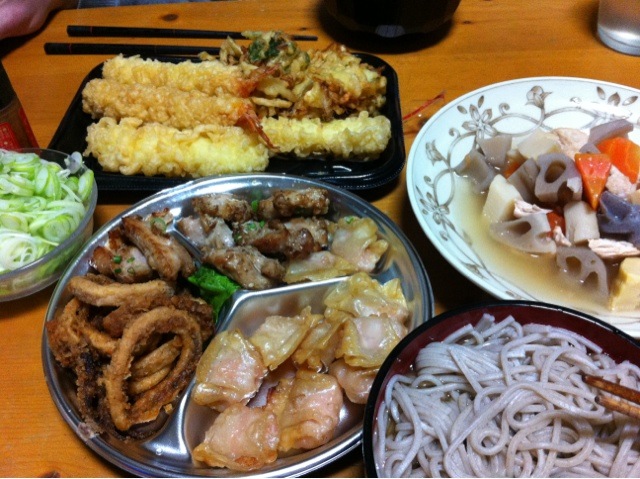 本日のおつまみおかず 年越したそばと煮物の残り 惣菜オードブルw あられ Snapdish スナップディッシュ Id Gt9jaa