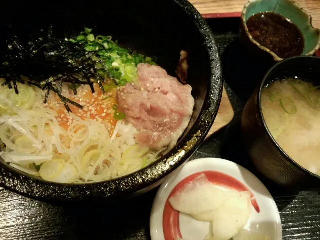 鮪のユッケ風石焼き|はぎのつきさん