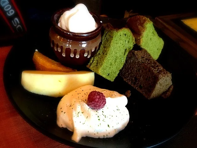 Classic matcha and roasted tea bread with ice cream and fruit|PhUnGさん