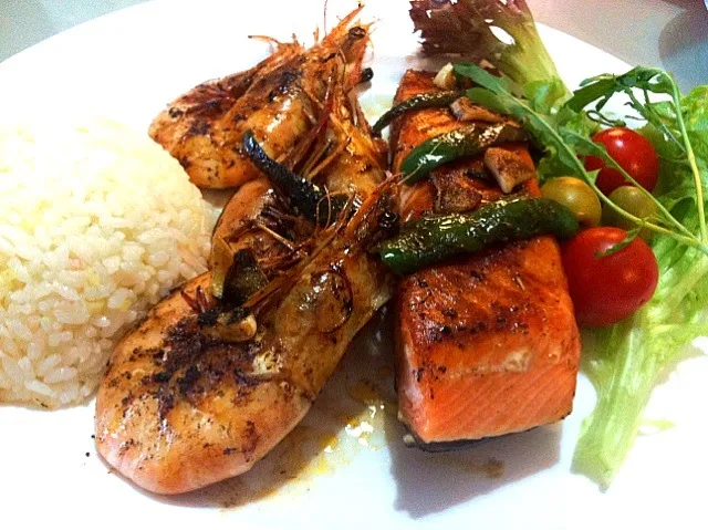 Snapdishの料理写真:Jalapeño Seafood platter with Japanese garlic rice.|Jorge Bernal Márquezさん