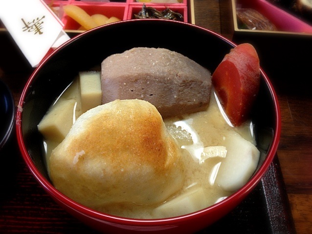 お雑煮 頭芋 里芋 金時人参 細い大根 カマボコ お豆腐 焼いた丸もち 白味噌味 Aya Snapdish スナップディッシュ Id Rrivsa