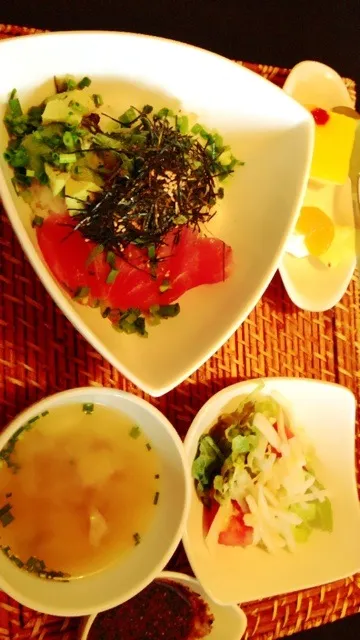 マグロ丼♥彼氏と万里野で食べたゃつ(o^^o)デザート、サラダ、お味噌汁付き☆|美香さん