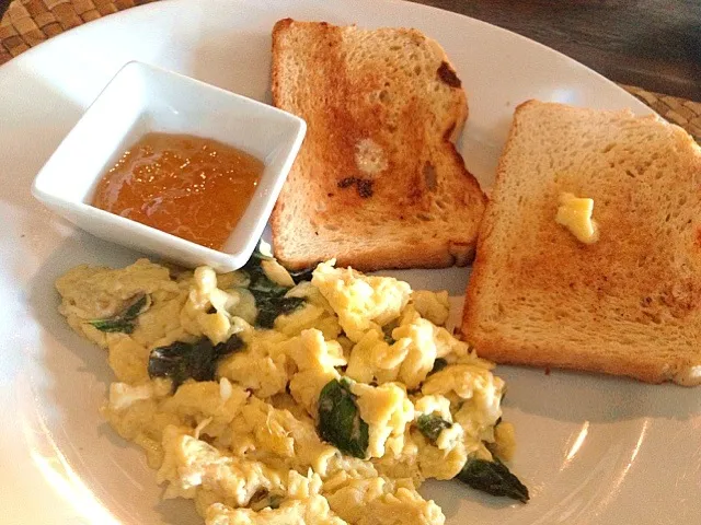 Scrambled Eggs with Basil|Crystal Ramosさん