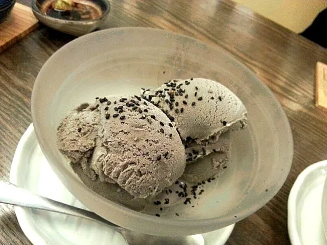 Snapdishの料理写真:kuro goma ice cream|Yvonne C.さん