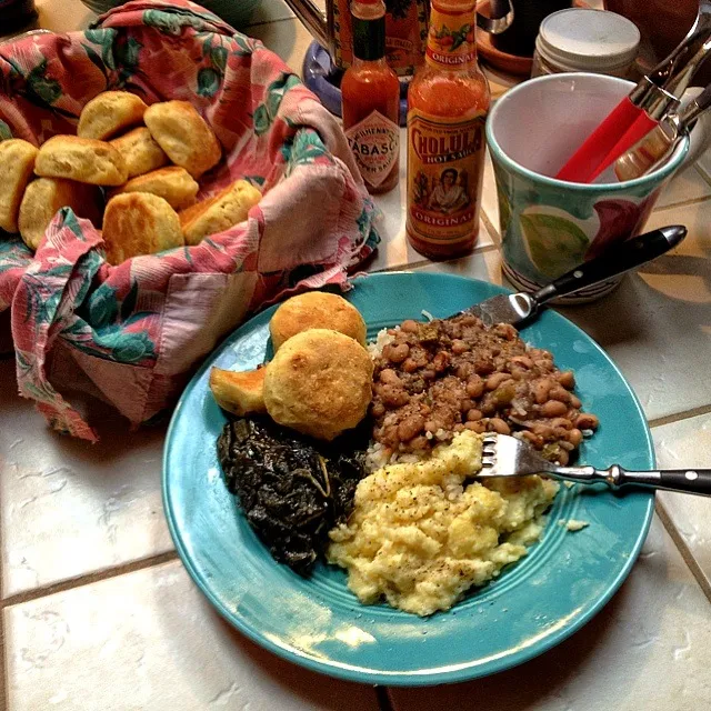 Hoppin John, Collard Greens, Baked Cheese Grits & Buttermilk Biscuits- traditional New Year's Day meal for good luck and prosperity all year! Happy New Year!🎉|Luci Zoeさん