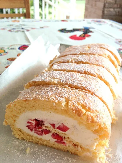 Fresh strawberry and chantilly roll cake|verisawongさん