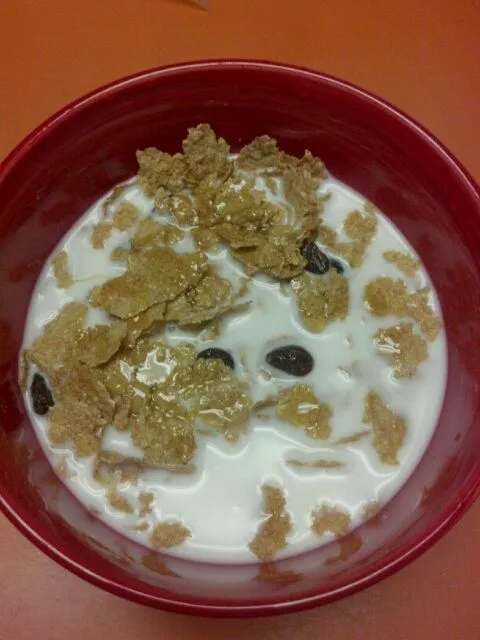 raisin bran & 2% milk w/ 1 Tbl agave|marcia higginsさん