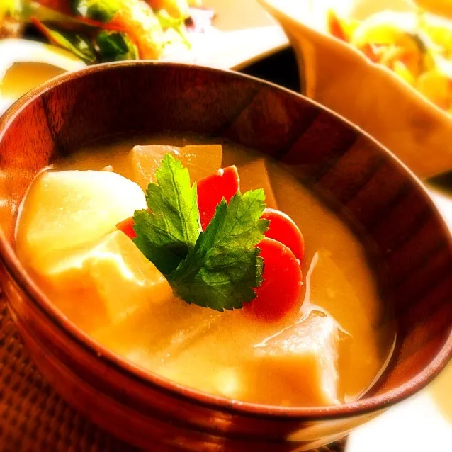 Japanese vegetable soup with rice cakes in it (mainly served at the New Year) 🎌 京風お雑煮|Yuka Nakataさん