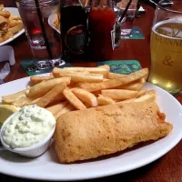 Alaskan cod fish and chips with tartar sauce and the original Belgian white beer.|Meagさん