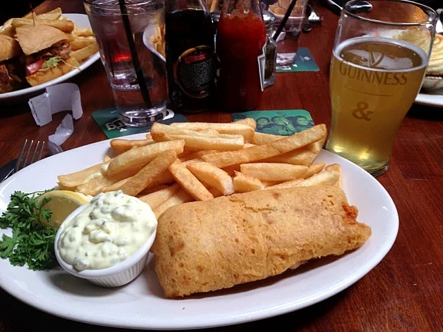 Alaskan cod fish and chips with tartar sauce and the original Belgian white beer.|Meagさん