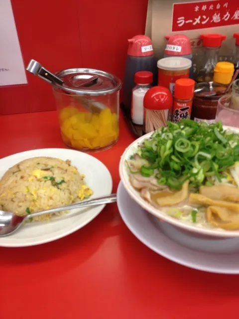 Snapdishの料理写真:チャーハンセット、味噌ラーメン、ねぎ、背脂多め、一味入れ|Hajime Sakaiさん