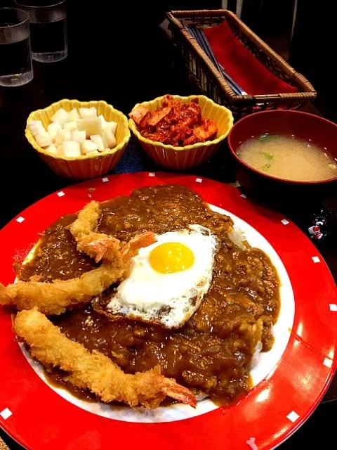 エビカレー、キムチと漬物と目玉焼きがついて来ます！|大阪カレー部長さん