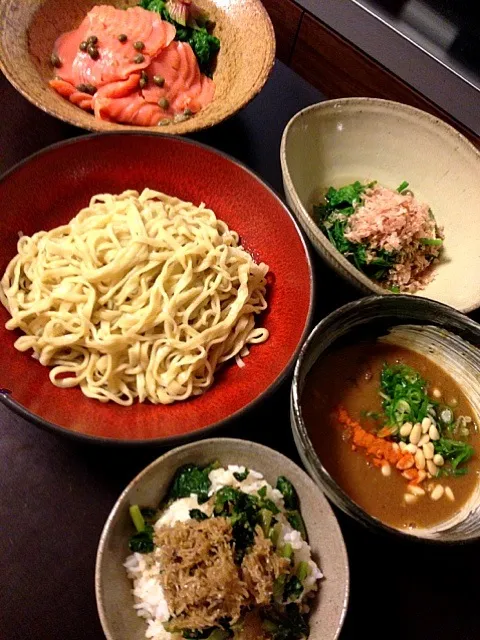 スモークサーモンと縮みほうれん草、せりのお浸し、大根葉とじゃこのご飯、伊勢海老つけ麺|ユーリーさん