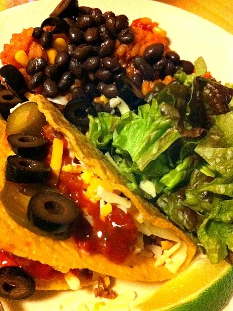 Beef tacos with Mexican rice, black beans and salad|Melohnie Ballewさん