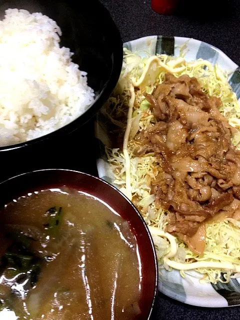 #夕飯  昨夜の牡蠣鍋からの牡蠣エキス味噌汁(胡麻油風味)、白米、豚バラ生姜焼き。がっつり食べたよ。|ms903さん