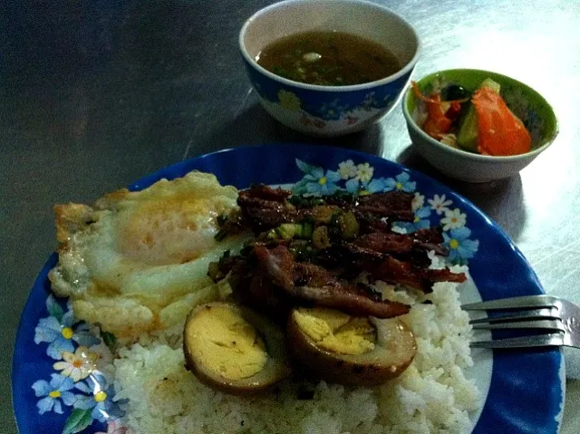 ข้าวหมูแดงเขมรและไข่ดาว カンボジアの焼豚ご飯に卵のっけ@プノンペン|akiさん